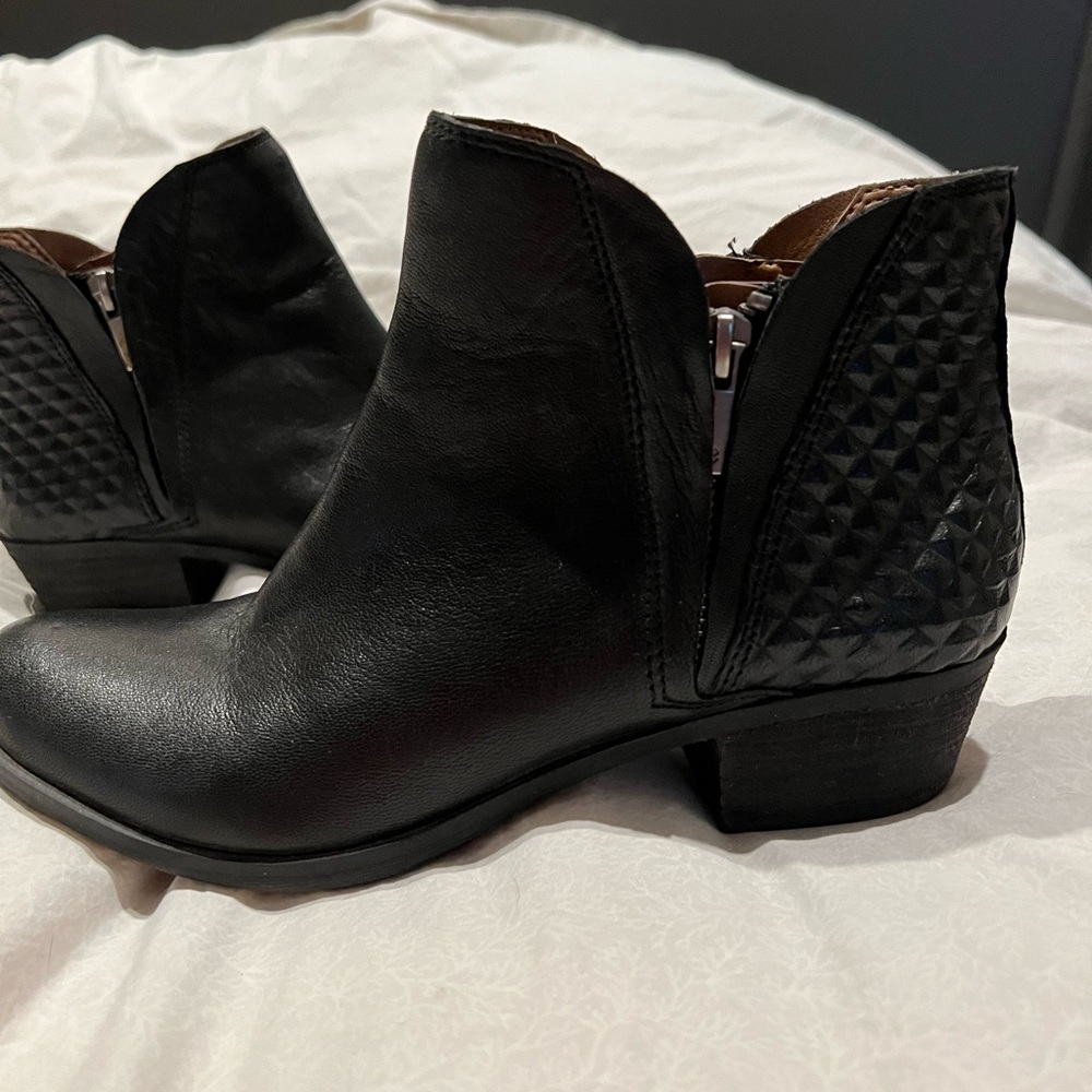 Lucky Brand size 7 1/2